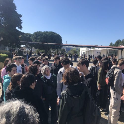 Dans la cour du lycée Diamiao de Goes
