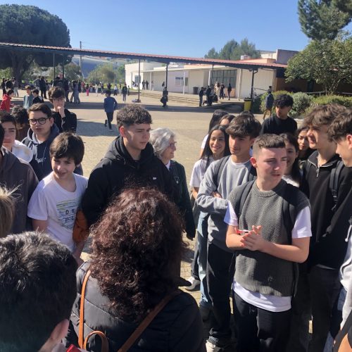 Dans la cour du lycée Diamiao de Goes