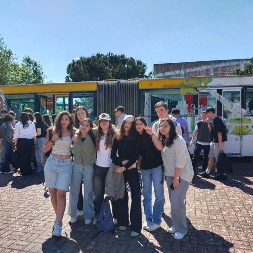 Dans la cour du lycée Diamiao de Goes