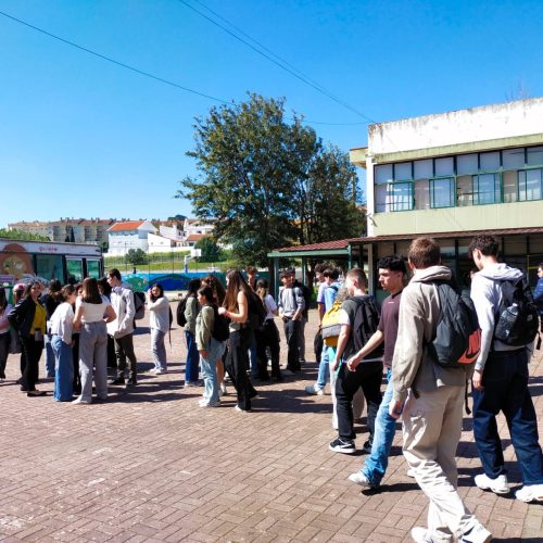 Dans la cour du lycée Diamiao de Goes